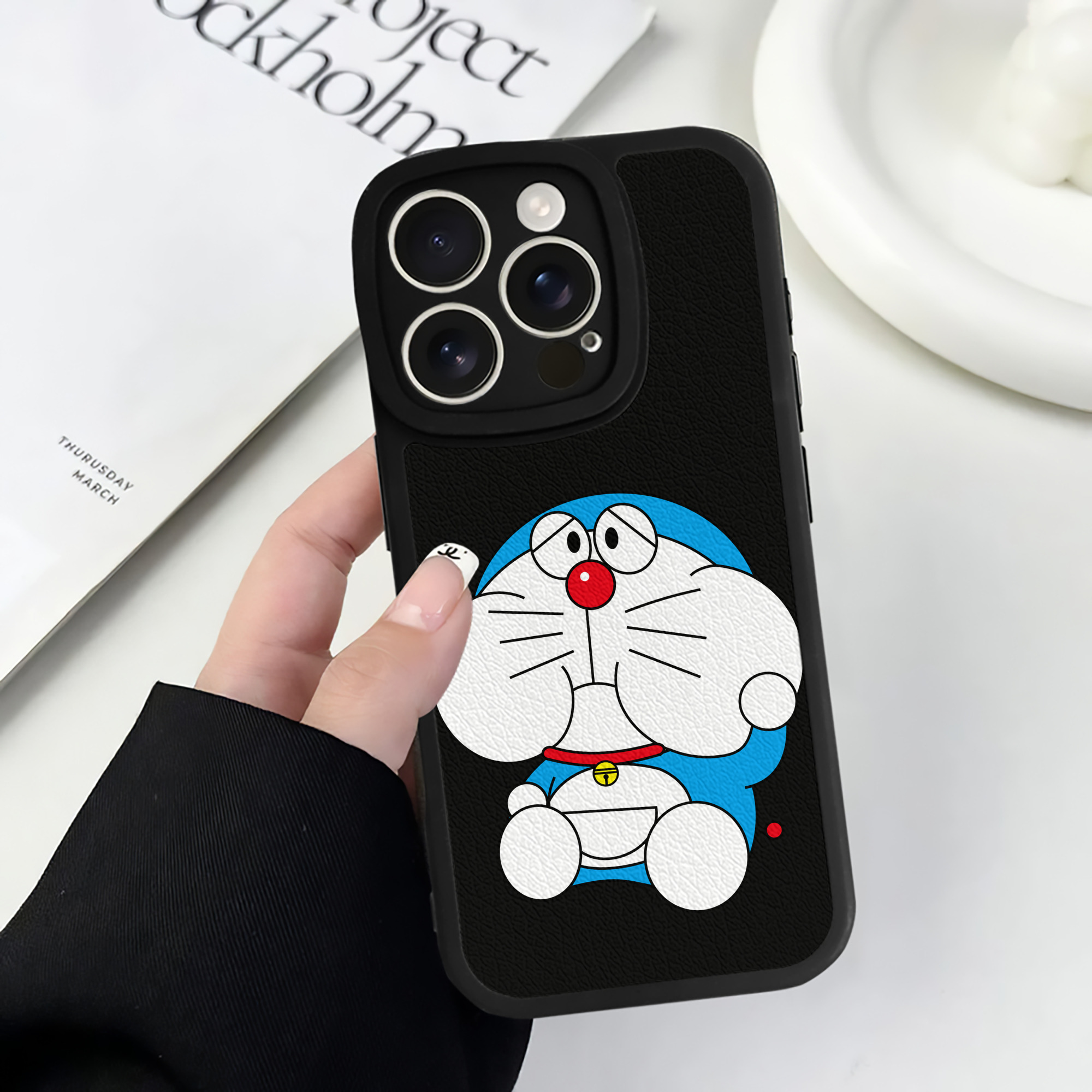 （画像用） ドラえもん Doraemon 【iPhone 16シリーズ対応】シリコンスマホケース（レザー調） 材質：シリコン